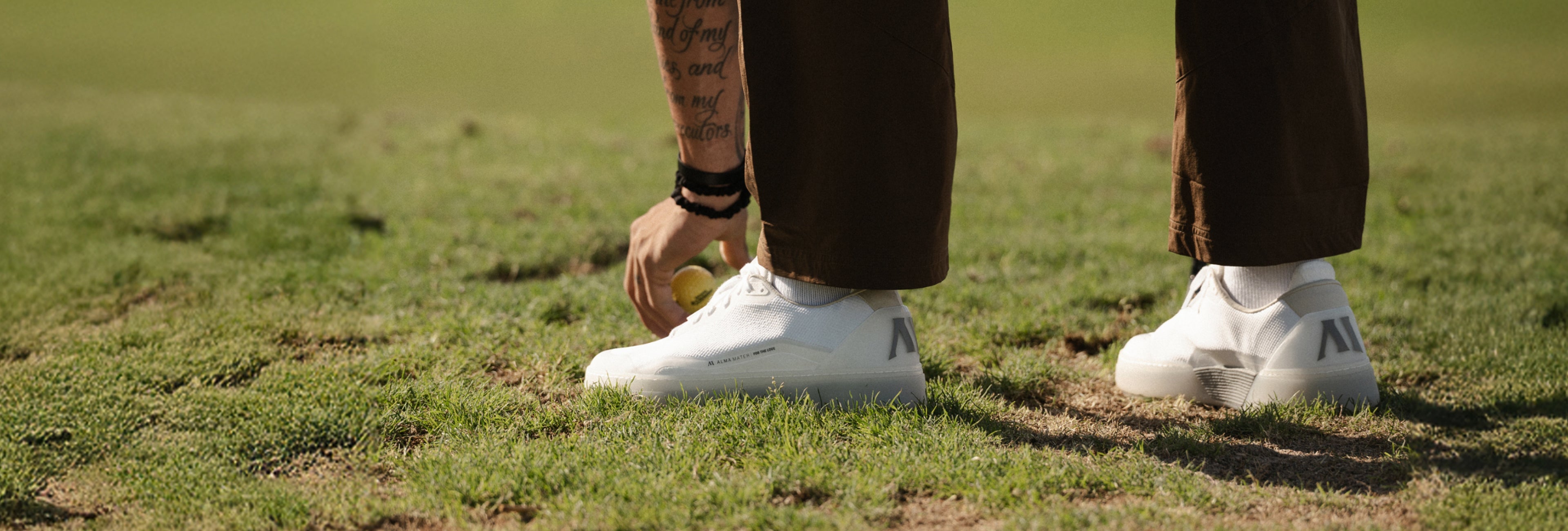 Men wearing white Alma Mater golf shoes on the course